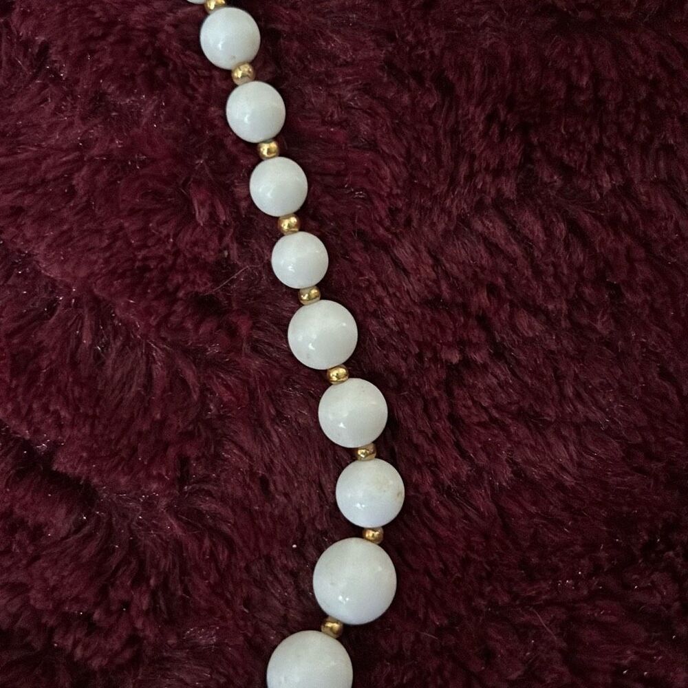 Vintage Mid-Century‎ White Milk & Gold-tone Beaded Necklace. 18". - Picture 6 of 7